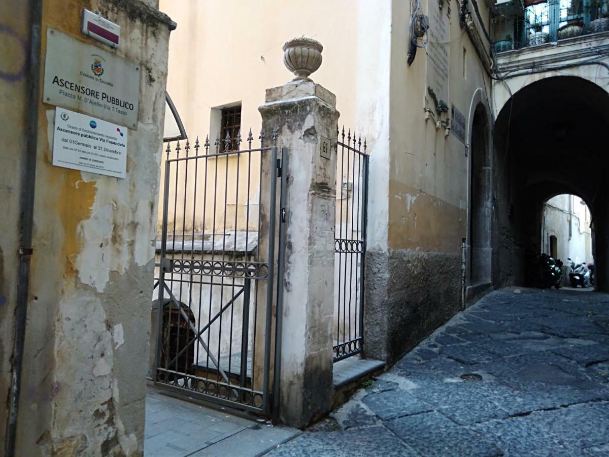 Ferienwohnung Fronte Al Porto Salerno Exterior foto